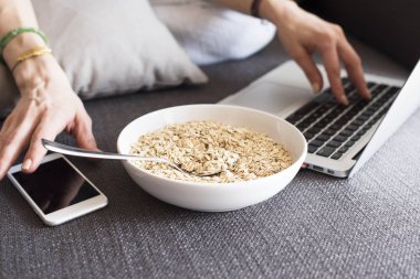 Kahvaltı yapıyor kadın