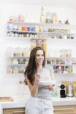 Sağlıklı kahvaltı yapan kadın.