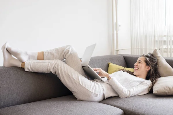 Vrouw werkt op laptop — Stockfoto