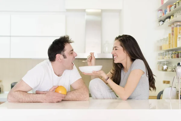 健康的な朝食を持っているカップル — ストック写真