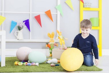 Paskalya, küçük tatlı çocuğa evde