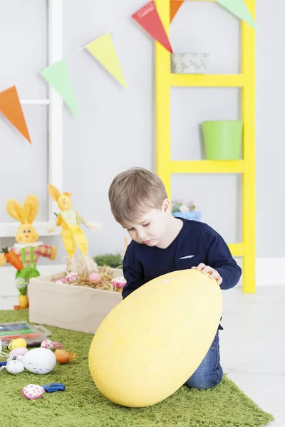 Pâques, doux petit garçon à la maison — Photo