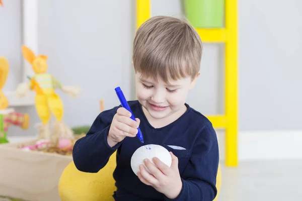 Pascua, dulce niño en casa — Foto de Stock