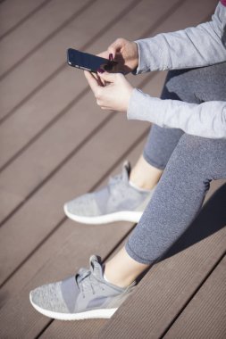 Genç bir kadın eğlence ve koşu