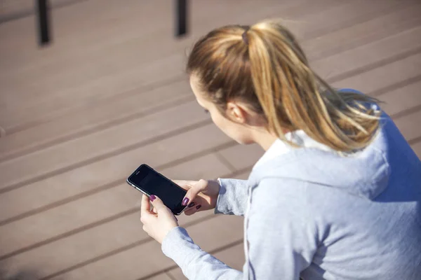 En ung kvinna på rekreation och jogging — Stockfoto