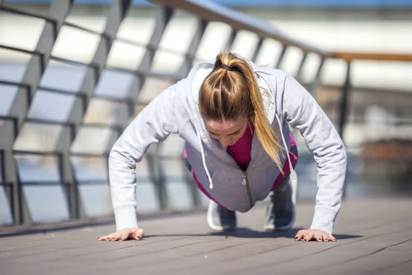 Una giovane donna su ricreazione e jogging — Foto Stock