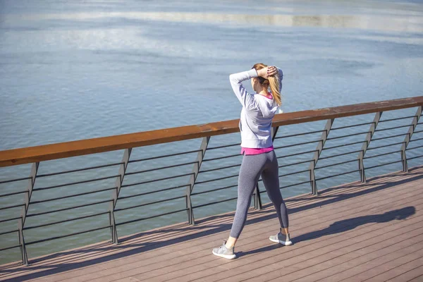 Uma jovem mulher em recreação e jogging — Fotografia de Stock