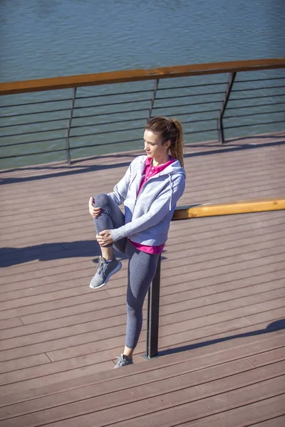 Uma jovem mulher em recreação e jogging — Fotografia de Stock