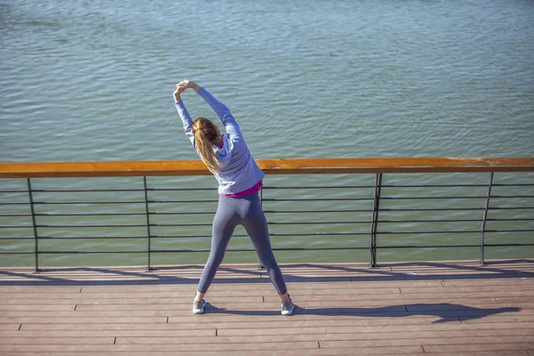 Una joven sobre recreación y jogging — Foto de Stock