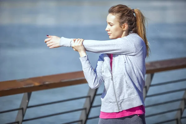 Uma jovem mulher em recreação e jogging — Fotografia de Stock