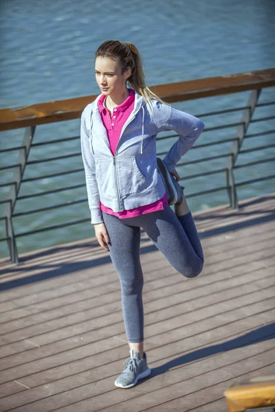 Una joven sobre recreación y jogging — Foto de Stock
