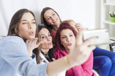 eğlenceli ve çekici selfie kadın