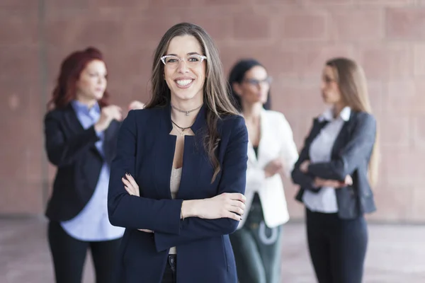 Mujer de negocios al frente de un grupo empresarial — Foto de Stock