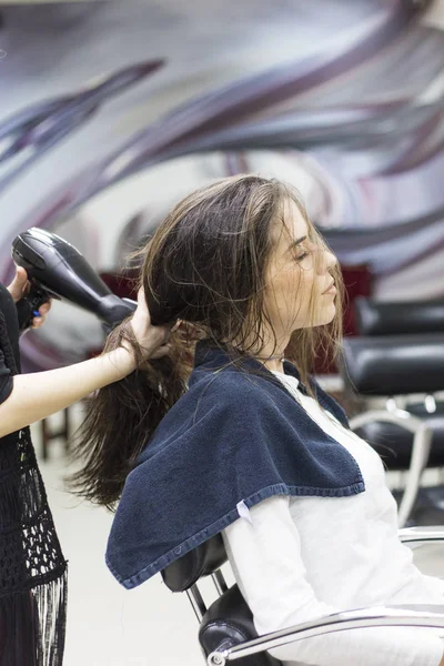 Mujer en peluquería haciendo su estilo de pelo — Foto de Stock