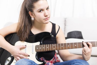 Genç kız şarkıcı gitar ile 