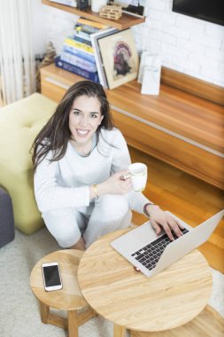 Dizüstü bilgisayarda çalışan güzel bir kadın.