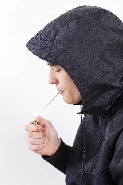 Giovane che fuma una sigaretta — Foto Stock