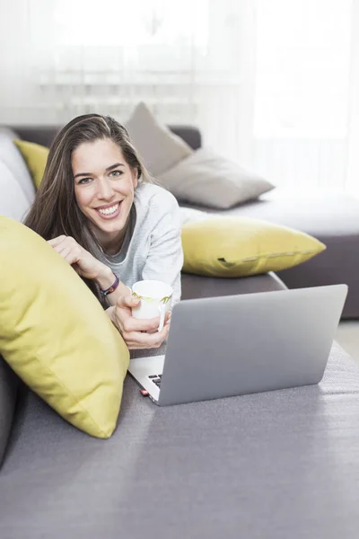 집에서 노트북으로 일하는 젊은 여자 — 스톡 사진
