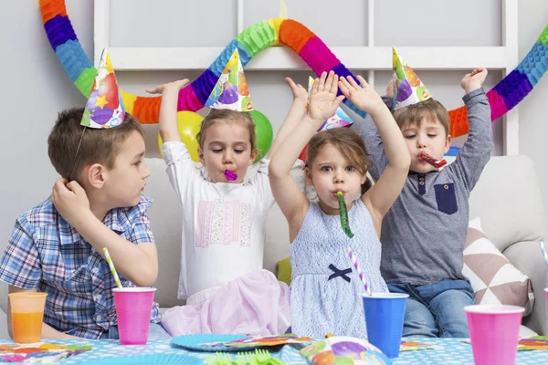 Les enfants s'amusent à la fête d'anniversaire — Photo