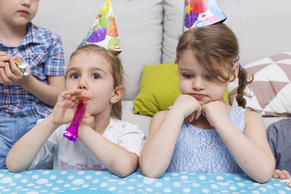 Niña celebrar su cumpleaños —  Fotos de Stock