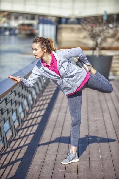 Una joven sobre recreación y jogging — Foto de Stock