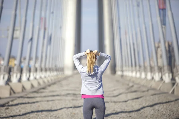 Uma jovem mulher em recreação e jogging — Fotografia de Stock