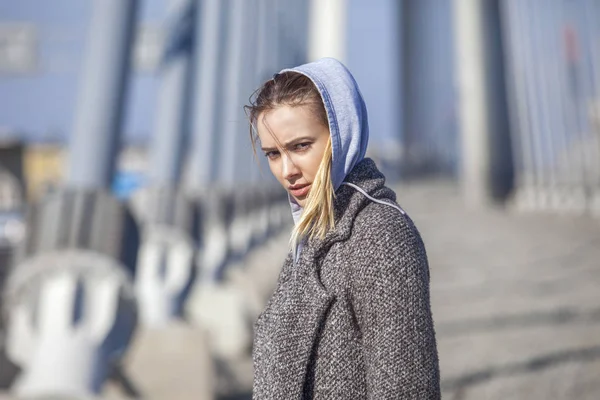 Bella giovane donna in piedi sul ponte — Foto Stock