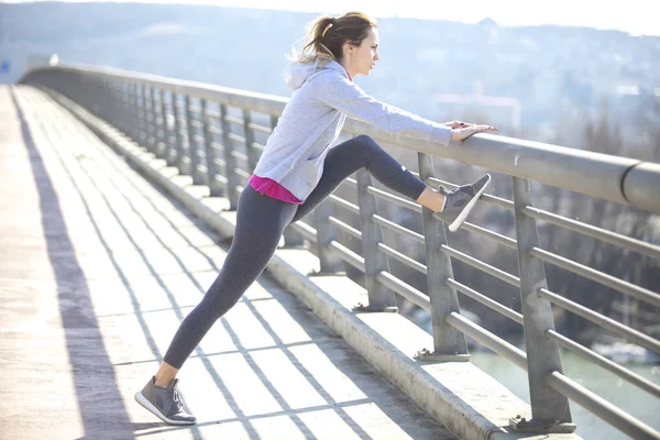 レクリエーションやジョギングの若い女性 — ストック写真