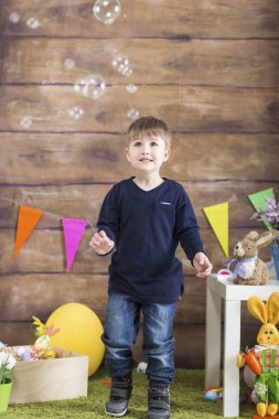 Mutlu Paskalyalar! Sabun köpüğü oynarken ile küçük çocuk