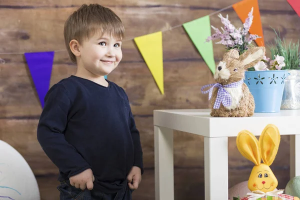 ¡Feliz Pascua! Feliz niño jugando el día de Pascua. Decoración de Pascua — Foto de Stock