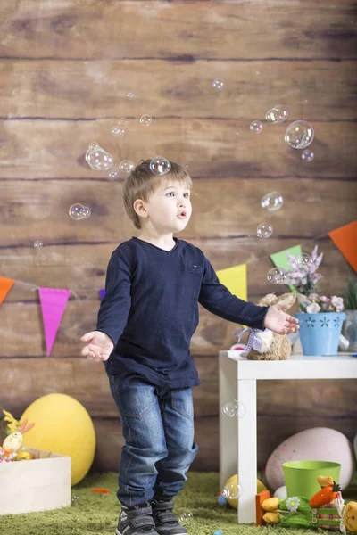 ¡Feliz Pascua! Niño pequeño con burbujas de jabón jugando — Foto de Stock