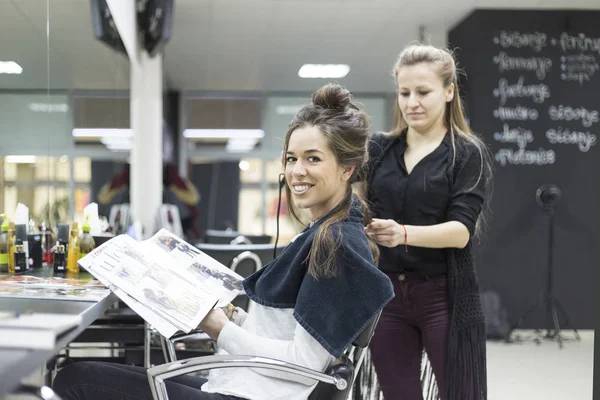 Femme dans salon de coiffure faisant sa coiffure — Photo