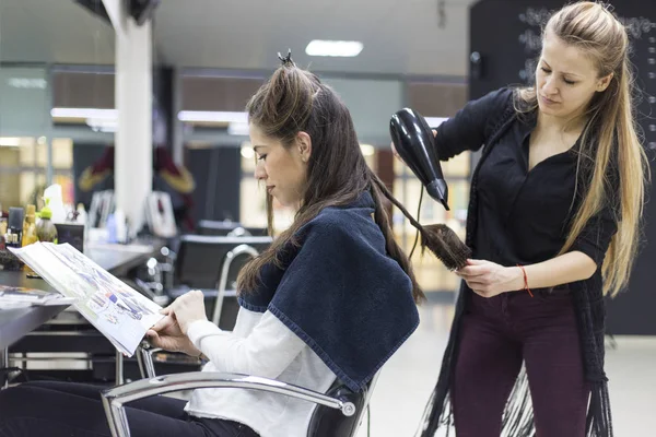 Mulher no salão de cabeleireiro fazendo seu estilo de cabelo — Fotografia de Stock