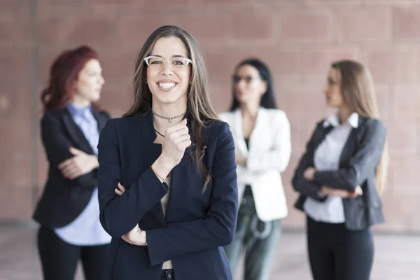 Успешная улыбающаяся деловая женщина, возглавляющая бизнес-группу — стоковое фото