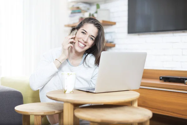 Joven hermosa mujer sentada en el suelo trabajando en el portátil. Mo. — Foto de Stock