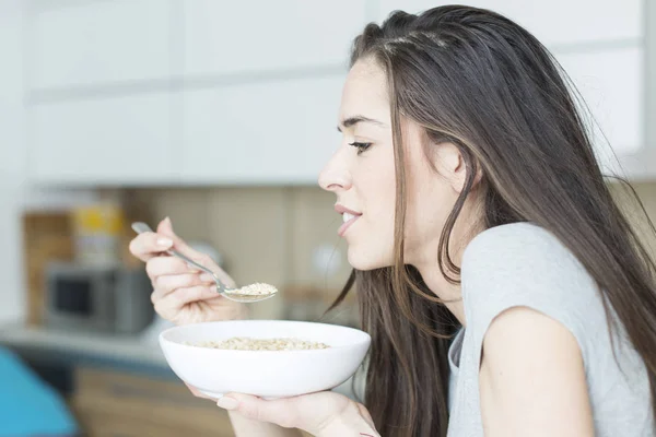 Morgon scen. Lycklig kvinna att ha friska frukostflingor — Stockfoto