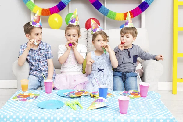 Crianças se divertindo na festa de aniversário — Fotografia de Stock
