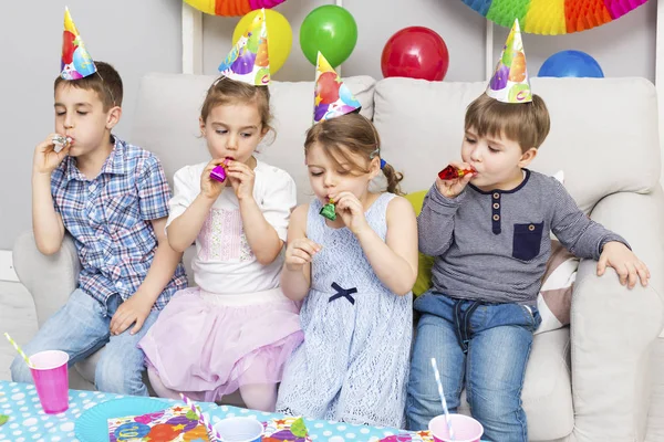 Crianças se divertindo na festa de aniversário — Fotografia de Stock