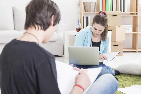 Dos amigos adolescentes estudiando en el suelo — Foto de Stock