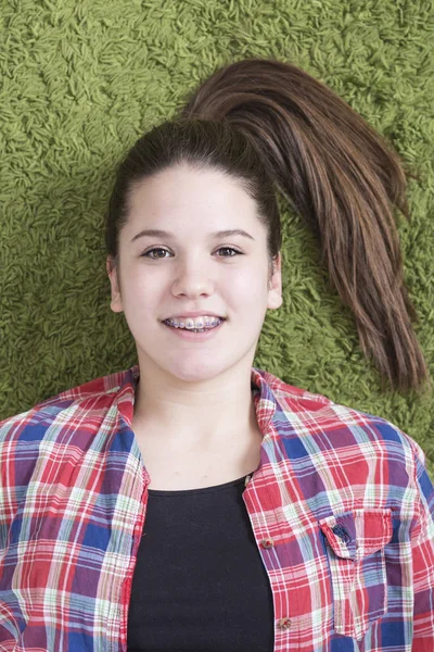 Portret van jong tiener meisje met accolades op haar tanden — Stockfoto
