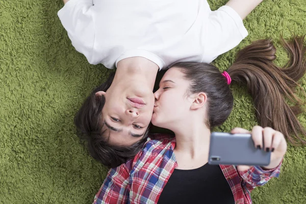 Retrato de dois adolescentes fazer selfie e se divertindo — Fotografia de Stock