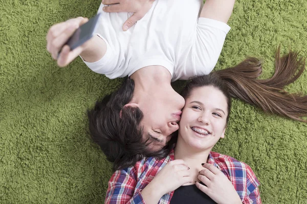 Retrato de dos adolescentes hacer selfie y divertirse —  Fotos de Stock