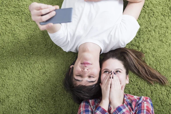 Porträtt av två tonåring gör selfie och ha roligt — Stockfoto
