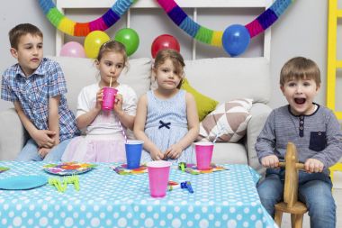 Çocuklar Doğum Günü Partisinde Eğleniyor