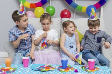 Çocuklar Doğum Günü Partisinde Eğleniyor