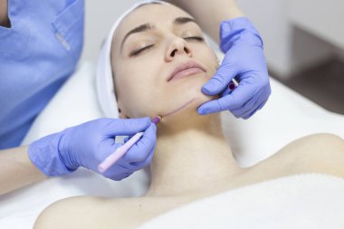 Şevval Özçelik Güzellik kadın yüzüne düzeltme satırları çizmek