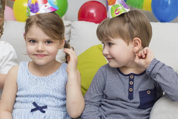 Zoete jongen en meisje vieren verjaardag — Stockfoto