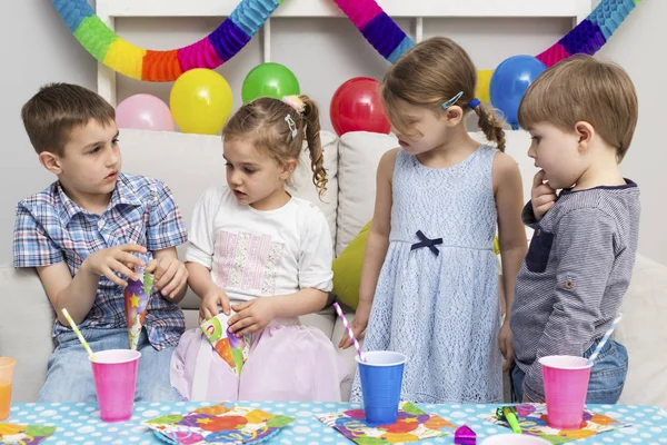 Les enfants s'amusent à la fête d'anniversaire — Photo