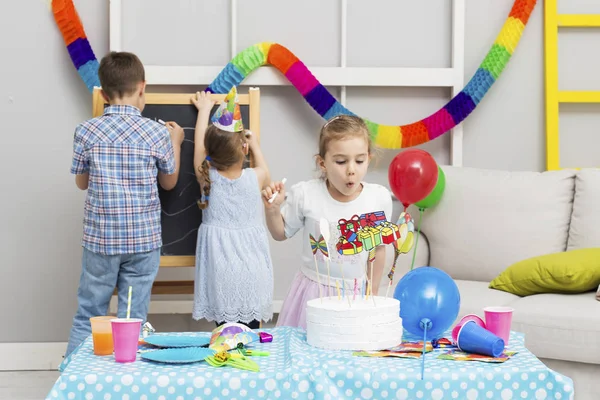 Çocuklar Doğum Günü Partisinde Eğleniyor — Stok fotoğraf