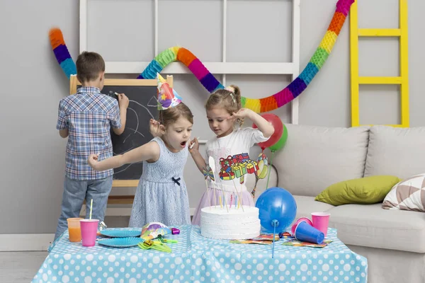 Les enfants s'amusent à la fête d'anniversaire — Photo